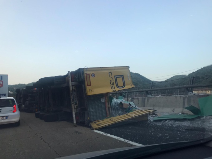 Tir ribaltato sulla A7 tra Isola del Cantone e Ronco Scrivia: code in direzione Genova