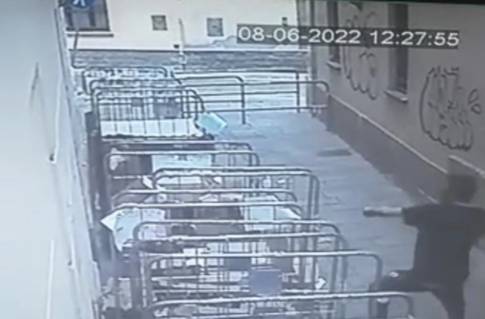 Alessandria: esce dal supermercato senza pagare e colpisce un dipendente con una bottiglia