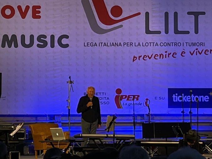 Tortona, tutto esaurito al concerto dedicato a Battisti: sul palco anche Mogol