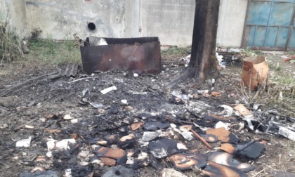 Brucia rifiuti inquinanti all'interno di un fabbricato in disuso, 50enne denunciato