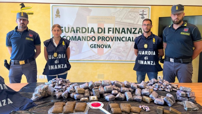 Hashish a bordo dell’auto da Tangeri: arrestato dai finanzieri al porto di Genova