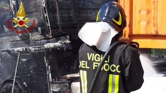 A26 Km 19, incendio autocarro. Intervento dei VVF Ovada e Genova, nessun ferito