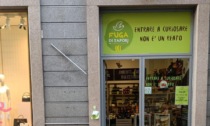 Corso Roma, danneggiata dai vandali l'insegna della bottega "Fuga di sapori"