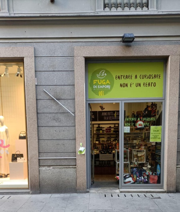 Corso Roma, danneggiata dai vandali l’insegna della bottega “Fuga di sapori”