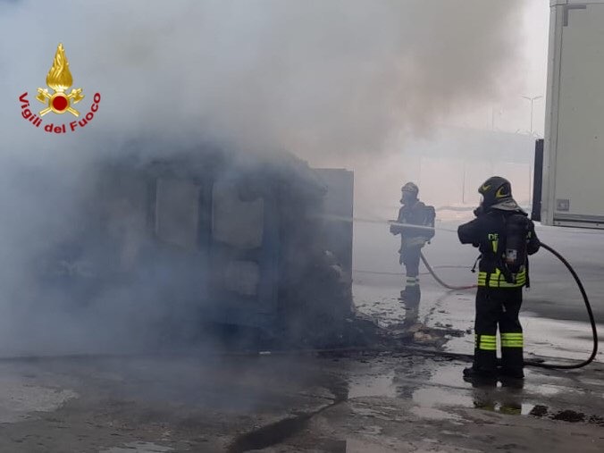 Tortona, incendio in azienda di stoccaggio in località San Guglielmo