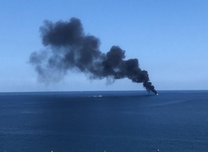Bordighera, yacht di 17 metri a fuoco al largo della costa