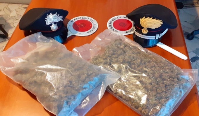Nel sottoscala nascondono un chilo di marijuana: tre arrestati