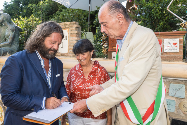 L’imprenditore valenzano Damiani firma una piastrella del Muretto di Alassio