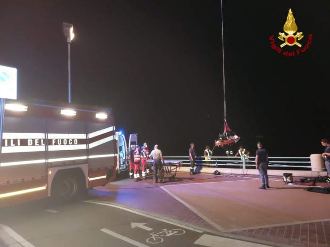 Genova, nella notte soccorso un ragazzo caduto da ringhiera in corso Italia