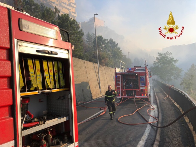 Genova: vasto incendio boschivo sulle alture di Pra’