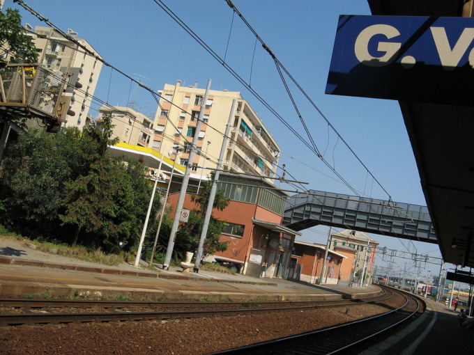 Genova, rapinato da una baby gang nella stazione di Voltri