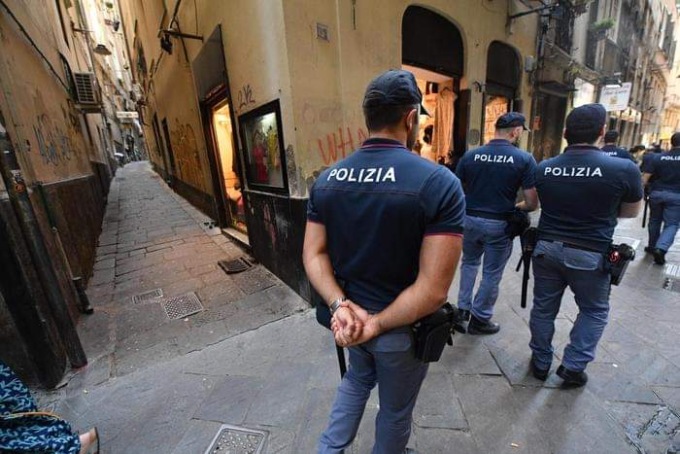 Genova, giovane accoltellato nei vicoli. Accorsa la polizia per sedare una rissa