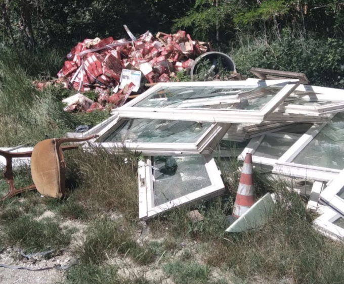Rifiuti abbandonati a Tortona: individuati e sanzionati i responsabili