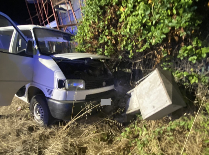 San Michele: furgone contro centralina Enel e impalcatura, il conducente si dà alla fuga