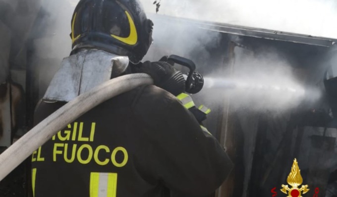 Incendio capanno agricolo, evitato il propagarsi delle fiamme alla vicina abitazione