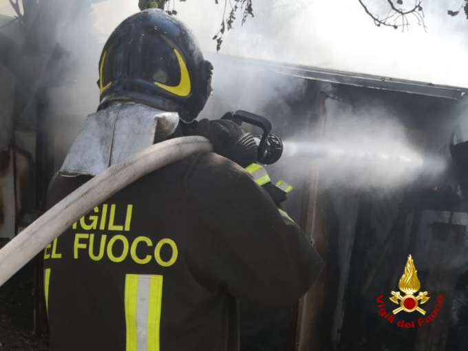Gavi: incendio in un capanno agricolo, nessun ferito
