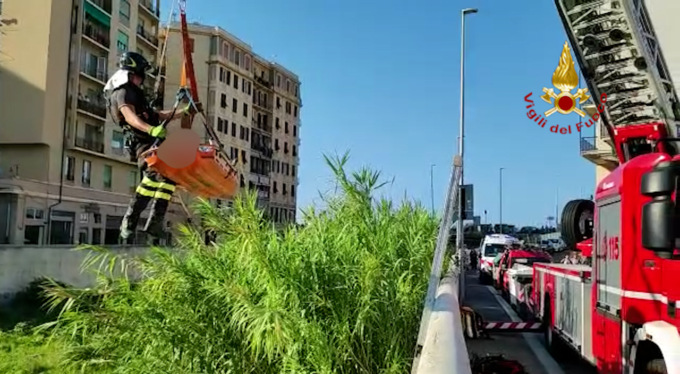 Soccorso uomo di 50 anni lungo il torrente Sturla a Genova