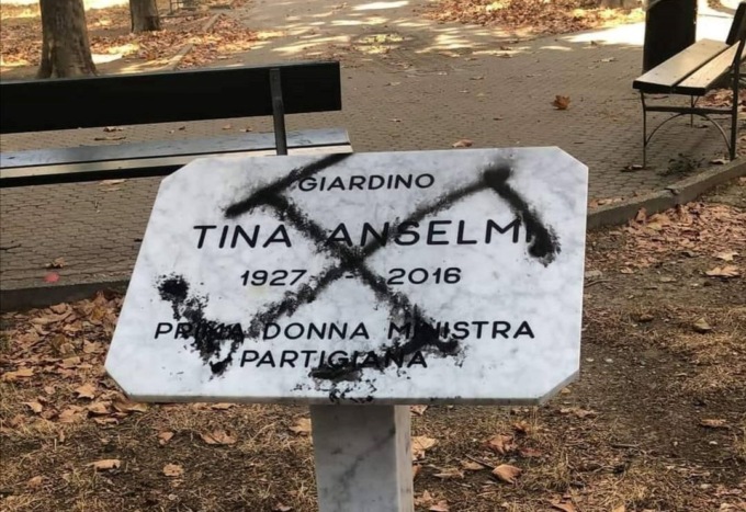 Torino: disegnata una svastica sulla targa intitolata a Tina Anselmi