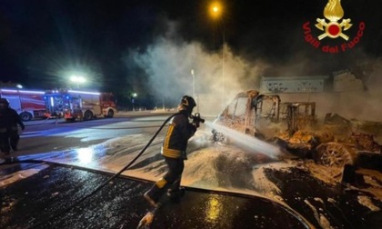 Tre camper sono stati completamente distrutti da un incendio divampato la scorsa notte a Castelletto Monferrato