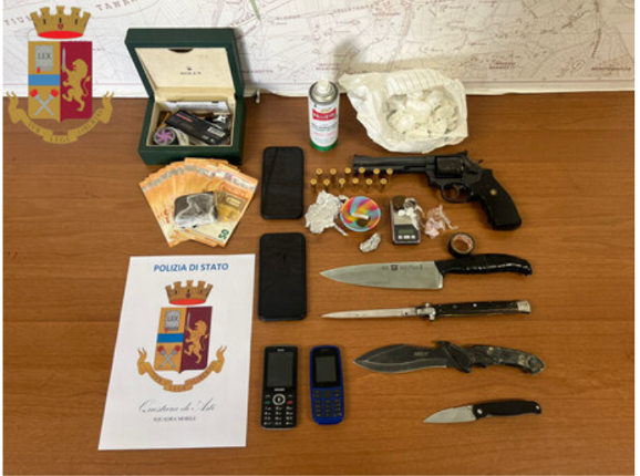 Droga e pistole, arrestati due giovanissimi nel quartiere Praia