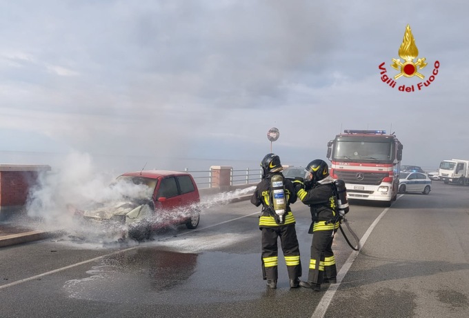 Auto in fiamme sull’Aurelia a Quarto, intervengono i Vigili del Fuoco