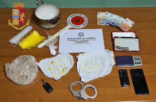 Torino: in casa con droga e materiale per taglio e confezionamento, arrestato