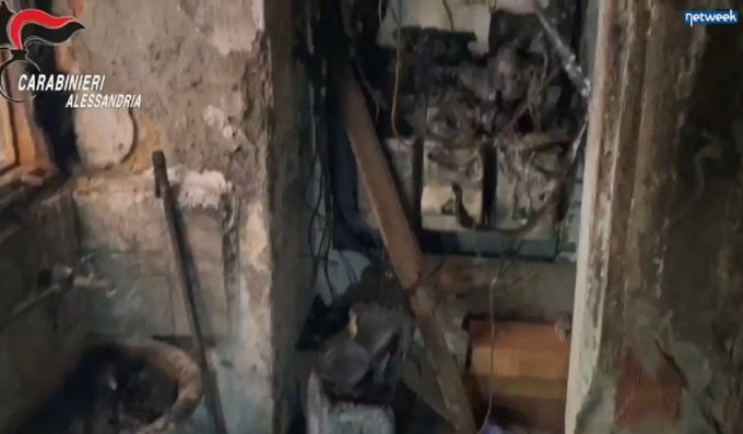 Appiccarono incendio a casa dei “rivali” intossicando 10 persone: tre arresti