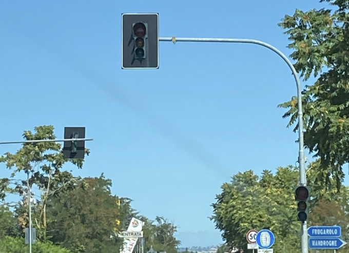 “Ancora rotto il semaforo sulla SS35 che unisce Frugarolo a Mandrogne”