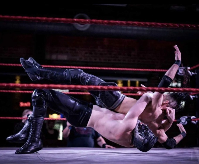 A Novi Ligure arriva il grande wrestling: appuntamento nel piazzale delle corriere