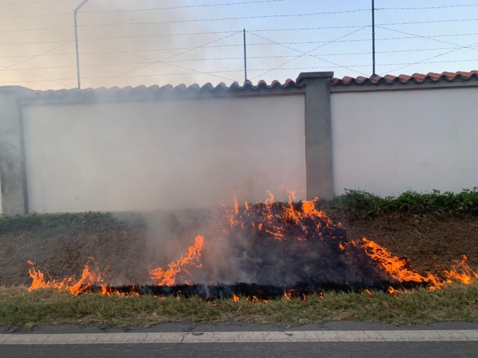 Novi Ligure, incendio di sterpaglie in via Raggio, intervento dei Vigili del Fuoco