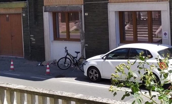 Ovada, auto travolge 4 veicoli parcheggiati in località Borgo
