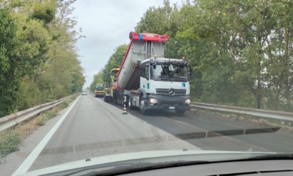 Lavoratori di bitumatura sulla Sp 30 all'altezza di Gamalero, traffico rallentato