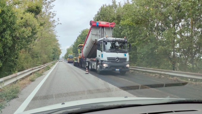 Lavoratori di bitumatura sulla Sp 30 all’altezza di Gamalero, traffico rallentato