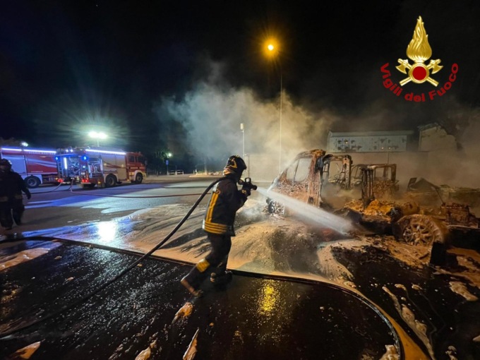 Incendio nella notte a Castelletto Monferrato: a fuoco alcuni camper