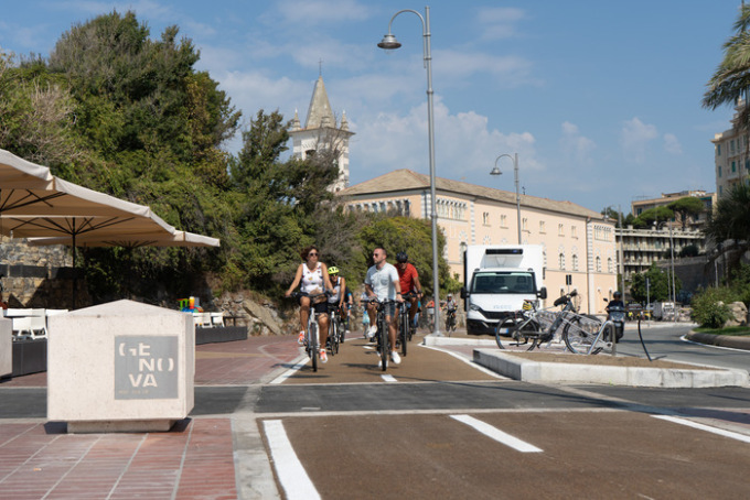Genova, inaugurazione pista ciclabile in corso Italia. L’assessore Campora: “La più bella d’Italia”