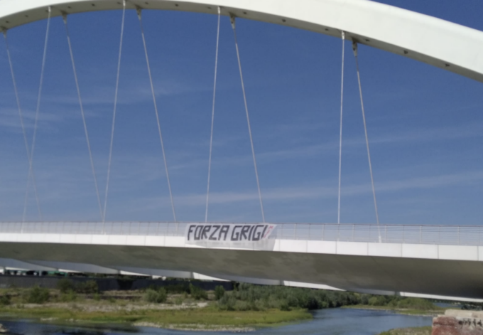 Sul ponte Meier lo striscione “Forza Grigi” appeso dal gruppo Mandrogni