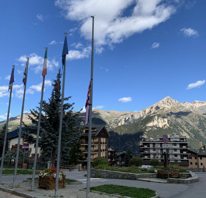 A Sauze d’Oulx bandiere inglesi e scozzesi a mezz’asta per la morte della Regina Elisabetta