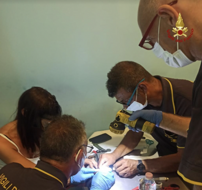 Genova, ragazza rimane incastrata con l’anello al dito: i Vigili del Fuoco glielo sfilano