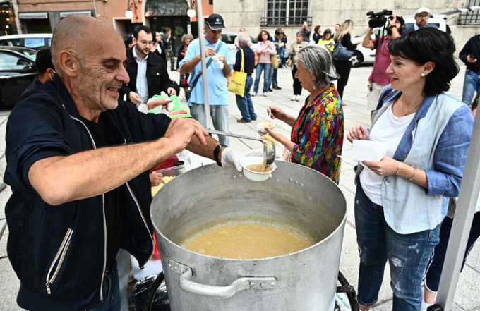 Genova, protesta contro il carovita con la zuppa di cipolle