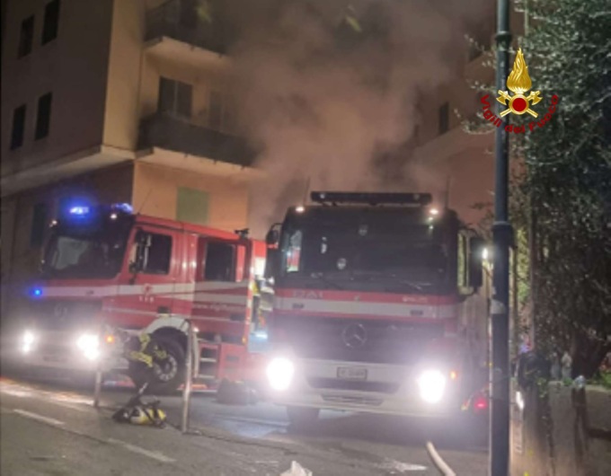 Genova: incendio notturno in officina, danni ingenti e alloggi evacuati