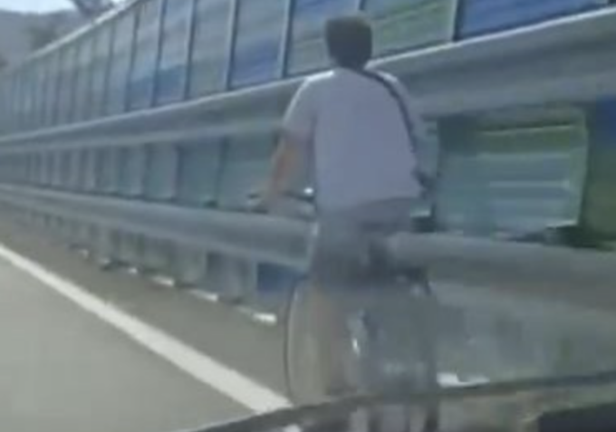 Ciclista in autostrada all’altezza di Sestri Levante lungo la A12￼