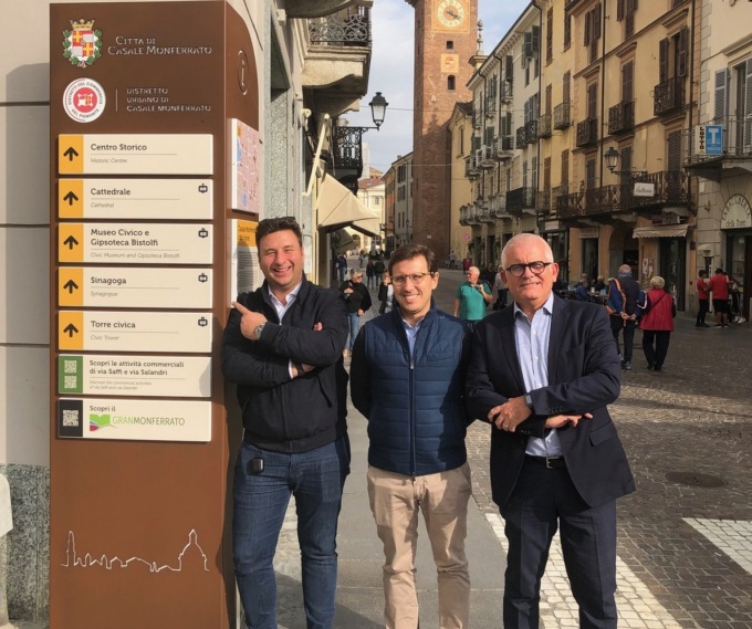 Nuova cartellonistica turistica a Casale Monferrato: installati i primi quattro totem nel centro storico