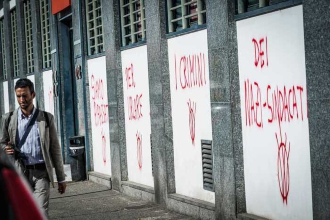 Torino, sedi di sindacati vandalizzate con scritte No Vax