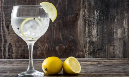 La Spezia: con una mano guidava, con l'altra beveva un gin tonic, rischia una multa di 6 mila euro
