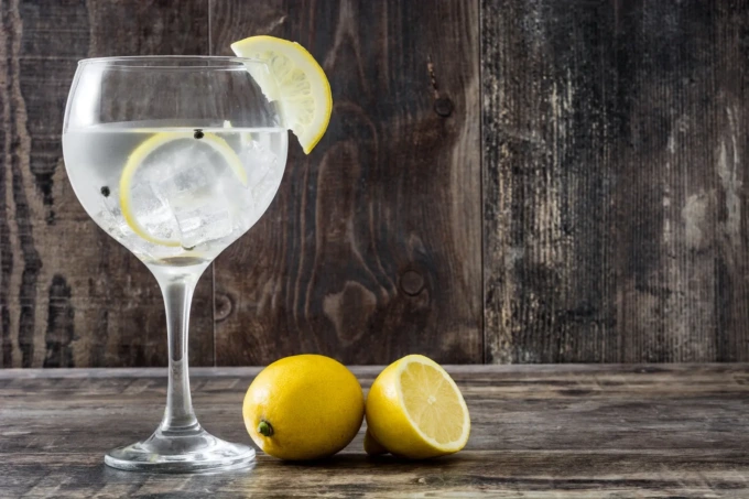 La Spezia: con una mano guidava, con l’altra beveva un gin tonic, rischia una multa di 6 mila euro