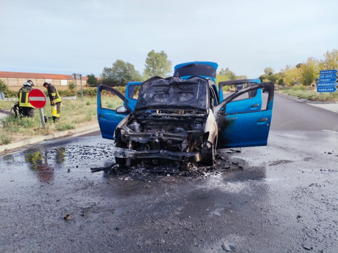 Auto in fiamme sulla SS30 di Val Bormida: intervengono Vigili del Fuoco e 118
