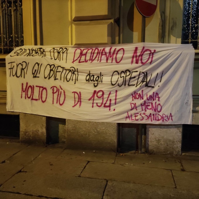 “Sui nostri corpi decidiamo noi”: gli striscioni di “Non una di meno” ad Alessandria