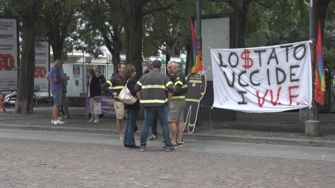 Protesta dei Vigili del Fuoco: “Siamo in pochi, a rischio anche gli interventi di routine”