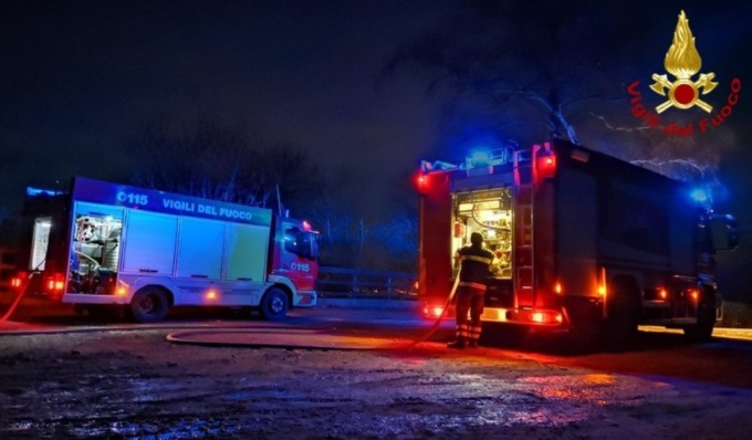 Incendio in azienda per la gestione delle acque, operazioni di spegnimento durate tutta la notte