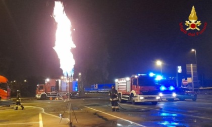 Autoarticolato alimentato a GNL prende fuoco in A21, autostrada chiusa e lungo intervento di bonifica